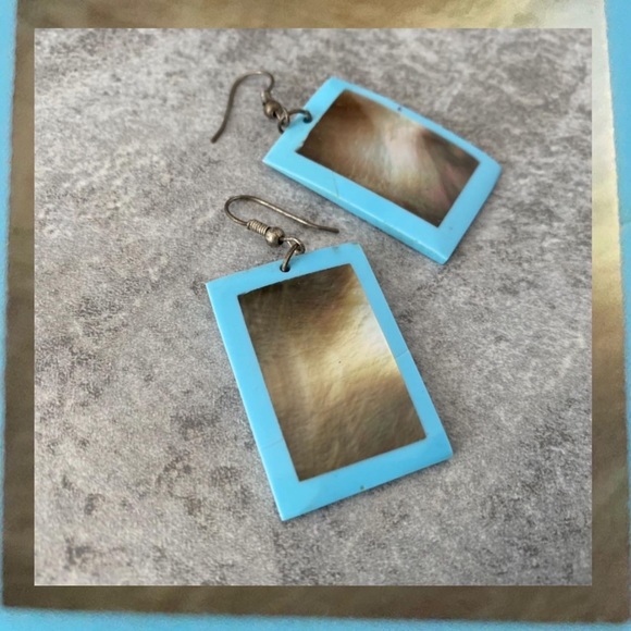Blue shell π front earrings.